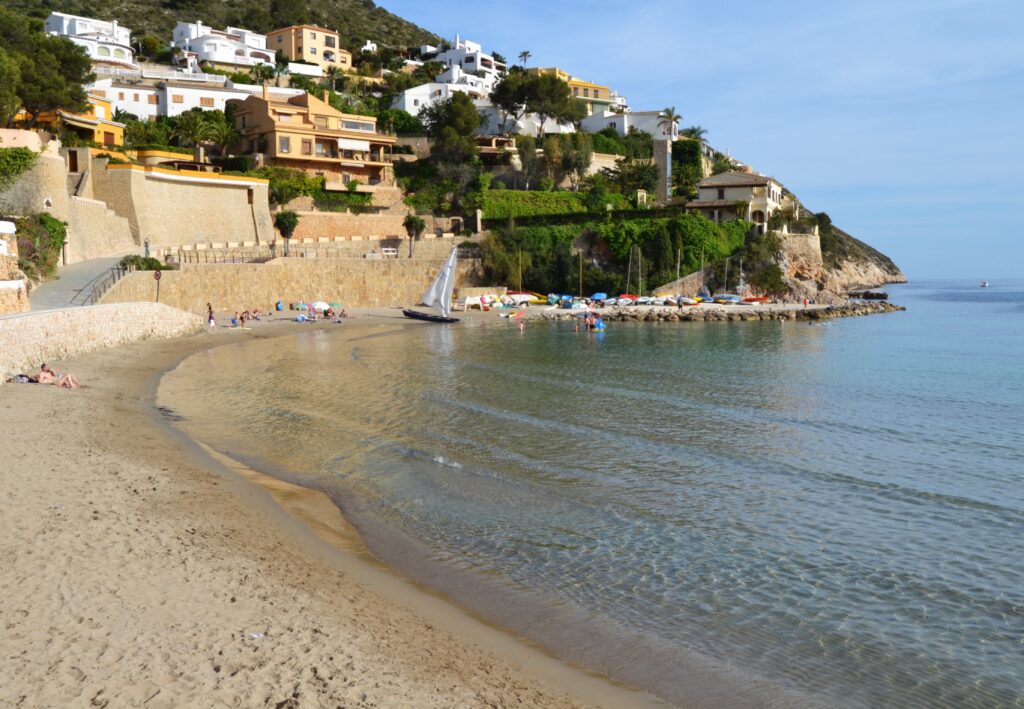 Playa de El Portet, Moraira — Joanbanjo, CC BY-SA 3.0 vía Wikimedia Commons