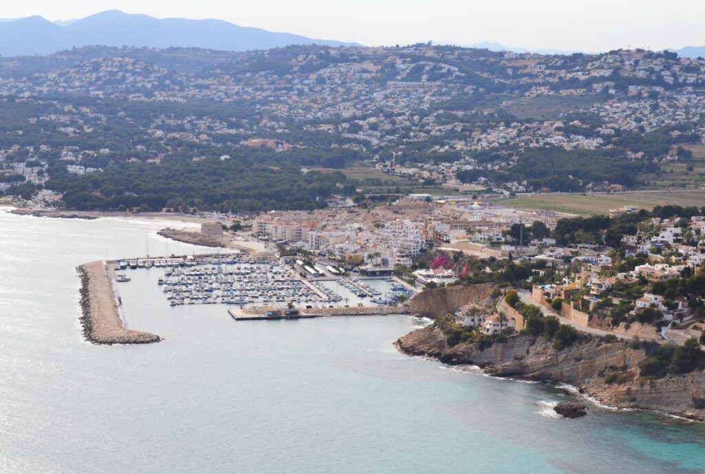Vista de Moraira desde el Cap d'Or — vía Wikimedia Commons (Joanbanjo, CC BY-SA 4.0)